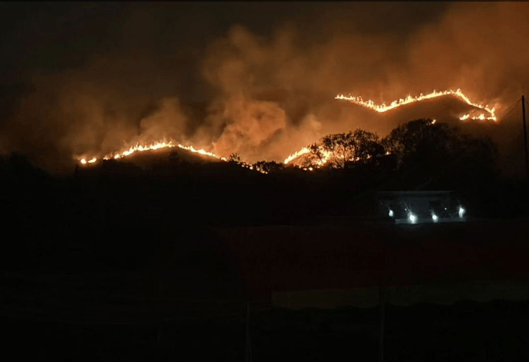 香港粉岭坪峰附近山火已经扑灭,此前火势连绵上百米,深圳多处可见