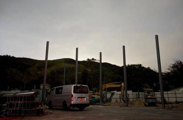 香港粉岭坪峰附近山火已经扑灭,此前火势连绵上百米,深圳多处可见