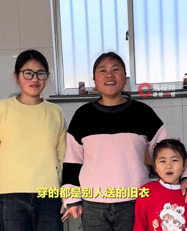 599元一双，山东一母亲带女儿买鞋，在店门口犹豫半小时，最终咬牙买下：如果我不买，心里会特别愧疚