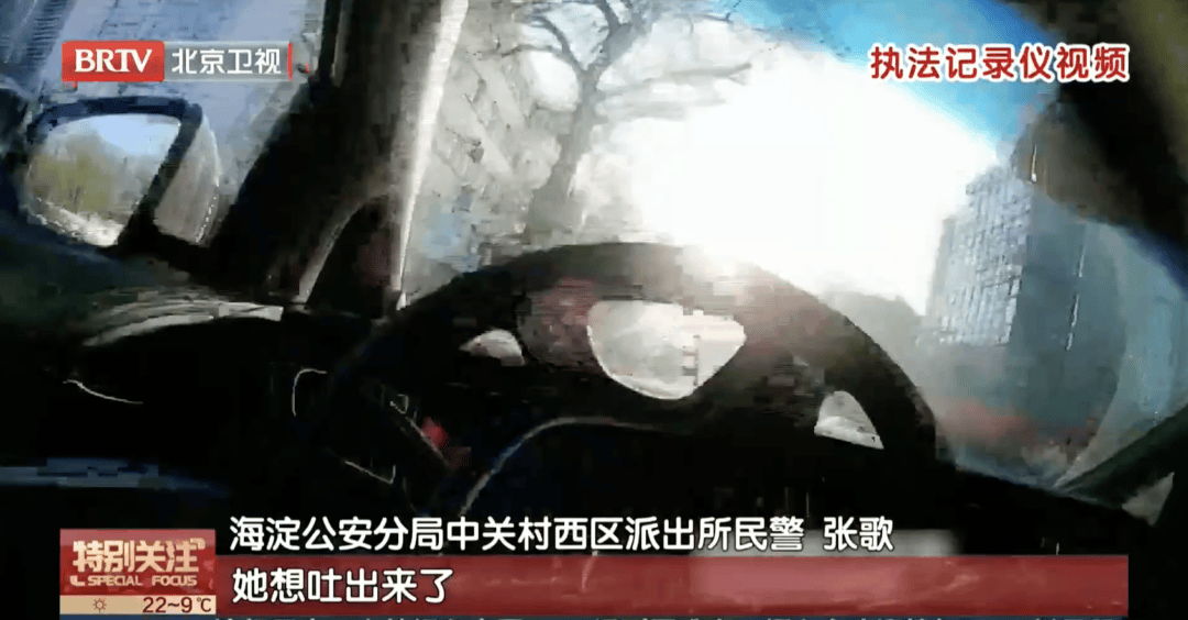 北京街头一名女童突然双手死死掐住脖子，脸色痛苦、无法呼吸！紧急时刻——