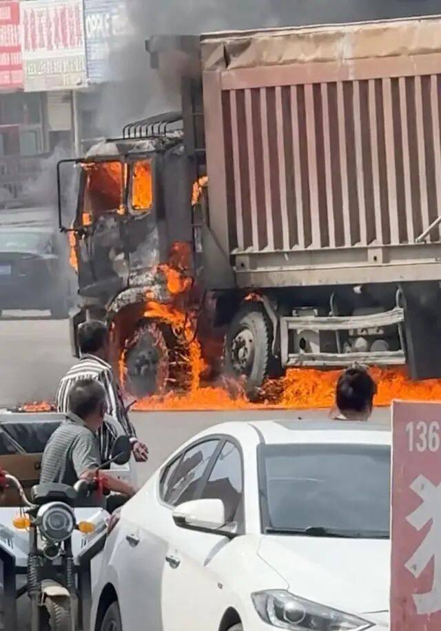 河北一大货车右转撞上电动车后碾压致两人死亡，肇事后货车起火；当地回应：死者系母子