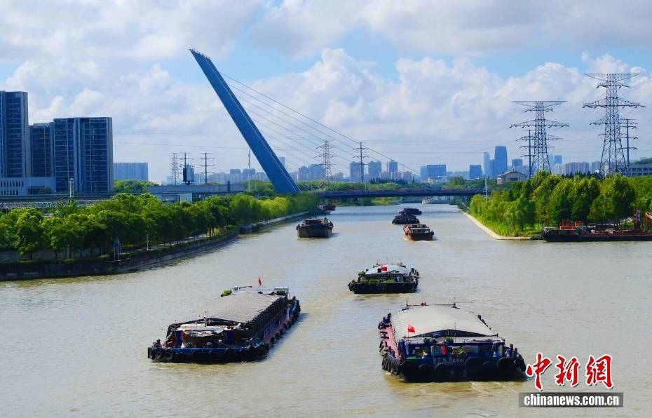 江苏苏州：京杭大运河水位回落 再现输运繁忙景象