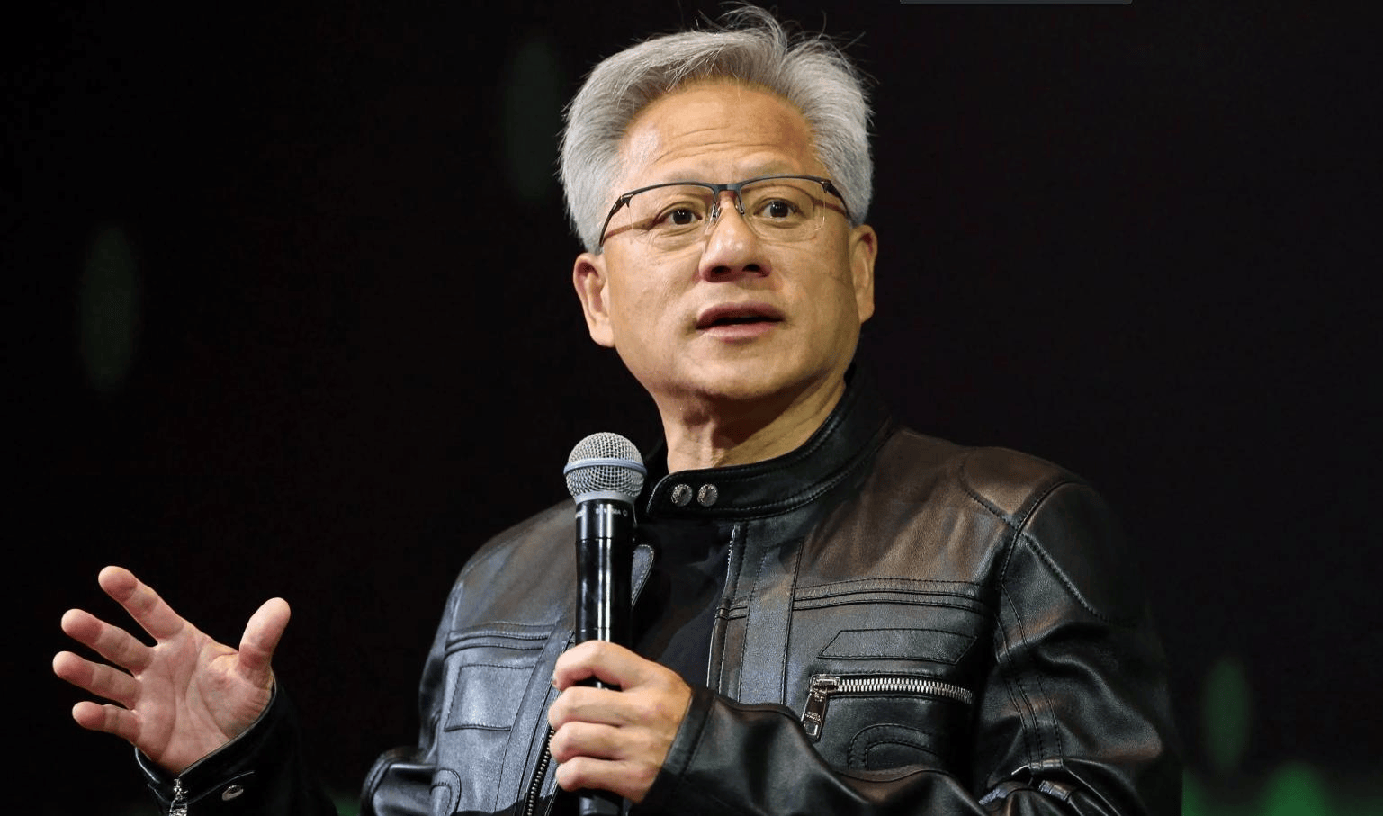 马斯克一反常态，炒作中国威胁，话音刚落，黄仁勋对华评价很高