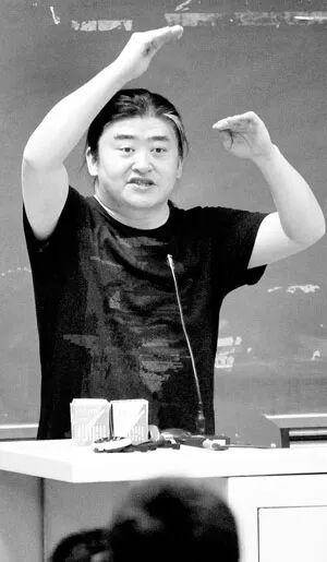 “刘欢退休仍是副教授”引热议，前校长：他对自己的定位首先是老师而不是歌手