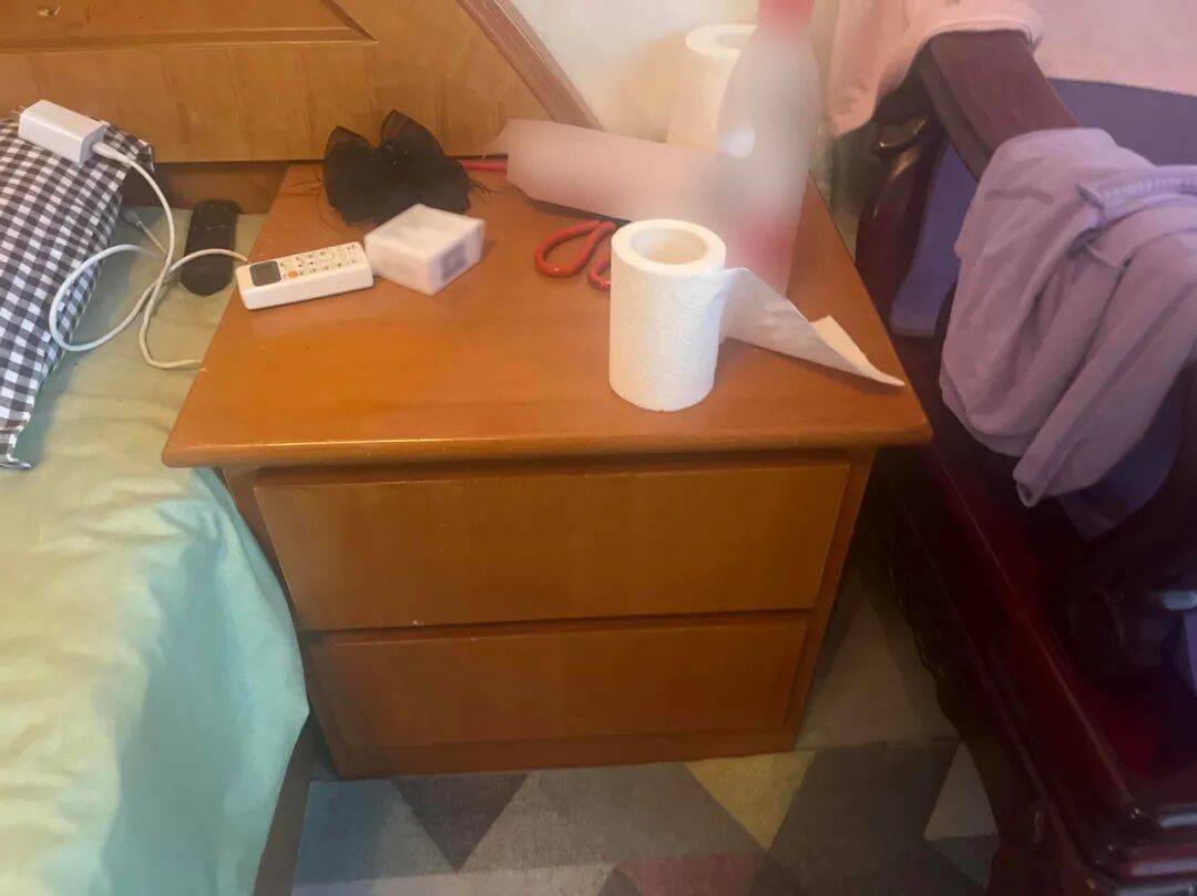女子查视频找猫，发现凌晨家里进了个陌生人，警方将男子抓住后发现：他从床头柜里摸走9000元现金，一分没敢花