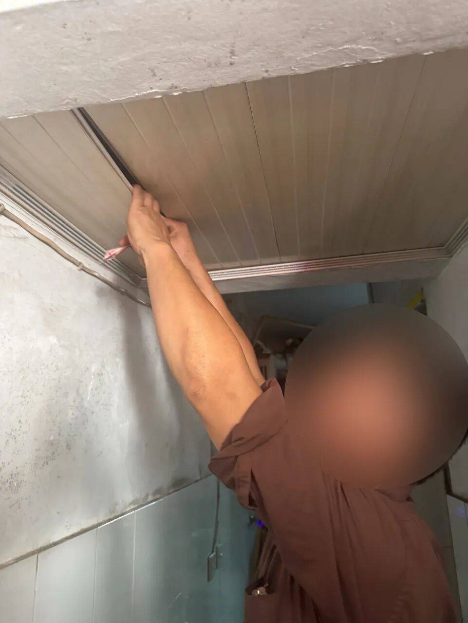 女子查视频找猫，发现凌晨家里进了个陌生人，警方将男子抓住后发现：他从床头柜里摸走9000元现金，一分没敢花