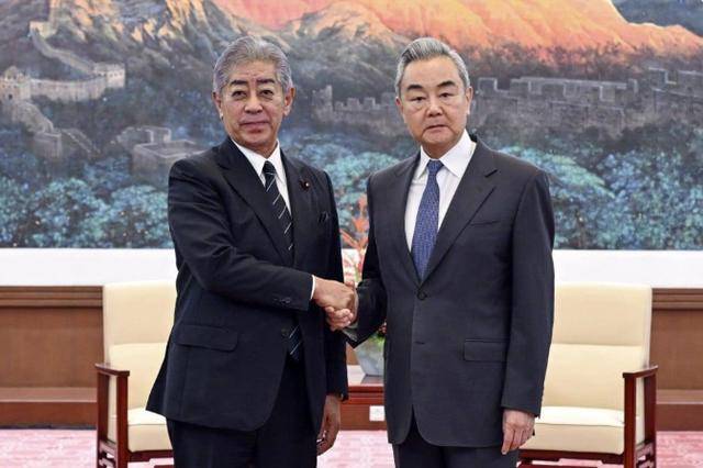 访华回国后，岩屋毅直接归责日方！高市想用两句话让中方翻篇？